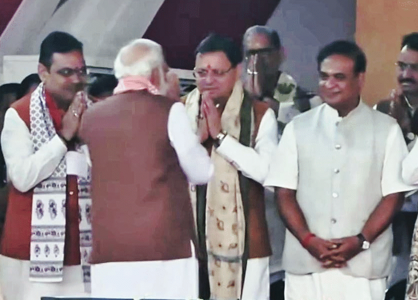 मुख्यमंत्री पुष्कर सिंह धामी पहुंचे पटना शपथ ग्रहण समारोह में, नवनिर्वाचित सरकार (बिहार) को दी जीत की बधाइयाँ