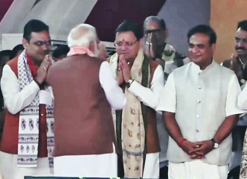 मुख्यमंत्री पुष्कर सिंह धामी पहुंचे पटना शपथ ग्रहण समारोह में, नवनिर्वाचित सरकार (बिहार) को दी जीत की बधाइयाँ