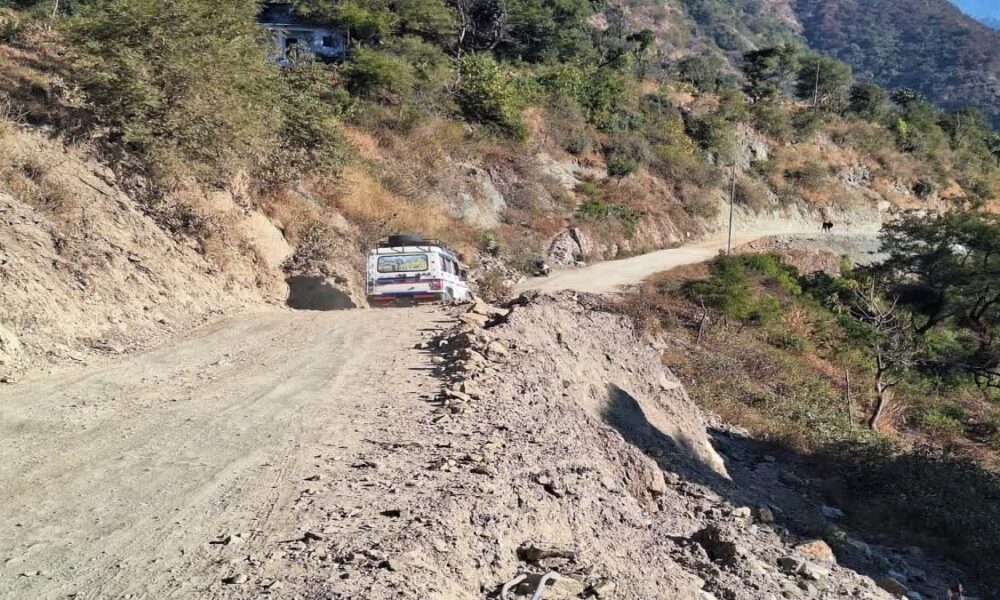 दर्जनों गांवों को जोड़ने वाला जवाड़ी मोटरमार्ग दयनीय स्थिति में, छात्रों ने डीएम से लगाई मदद की गुहार