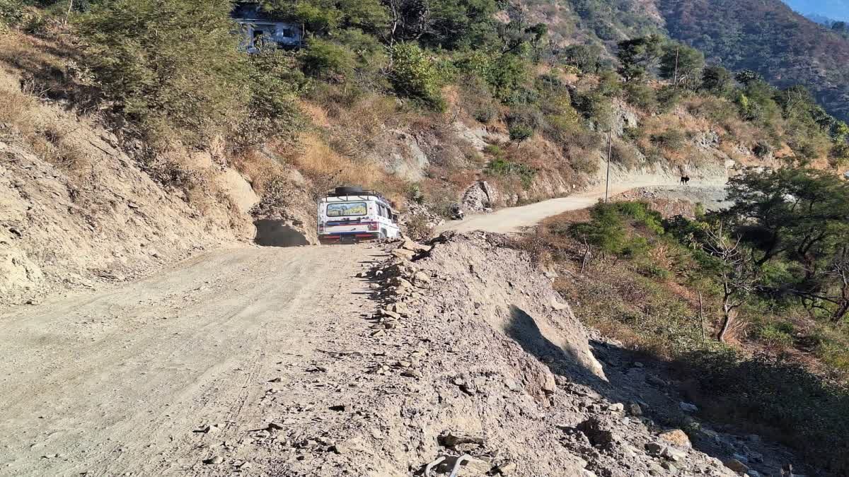 दर्जनों गांवों को जोड़ने वाला जवाड़ी मोटरमार्ग दयनीय स्थिति में, छात्रों ने डीएम से लगाई मदद की गुहार