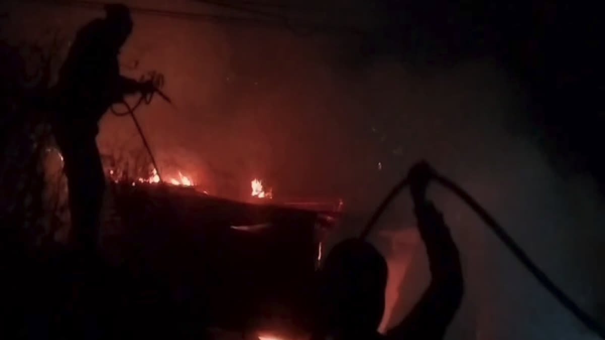 नैनीताल के बीडी पांडे हॉस्पिटल में भीषण अग्निकांड, आग की जद में आने से कई दोपहिया वाहन ख़ाक