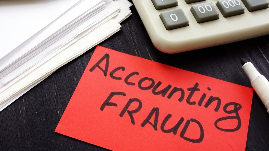 शराब कारोबारी की पत्नी के खाते से लाखों रूपए का घोटाला, अकाउंटेंट पर लगाए गंभीर आरोप…