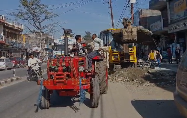 विकासनगर में अतिक्रमण पर एक्शन, JCB मशीन से ध्वस्त किए गए अवैध कब्जे