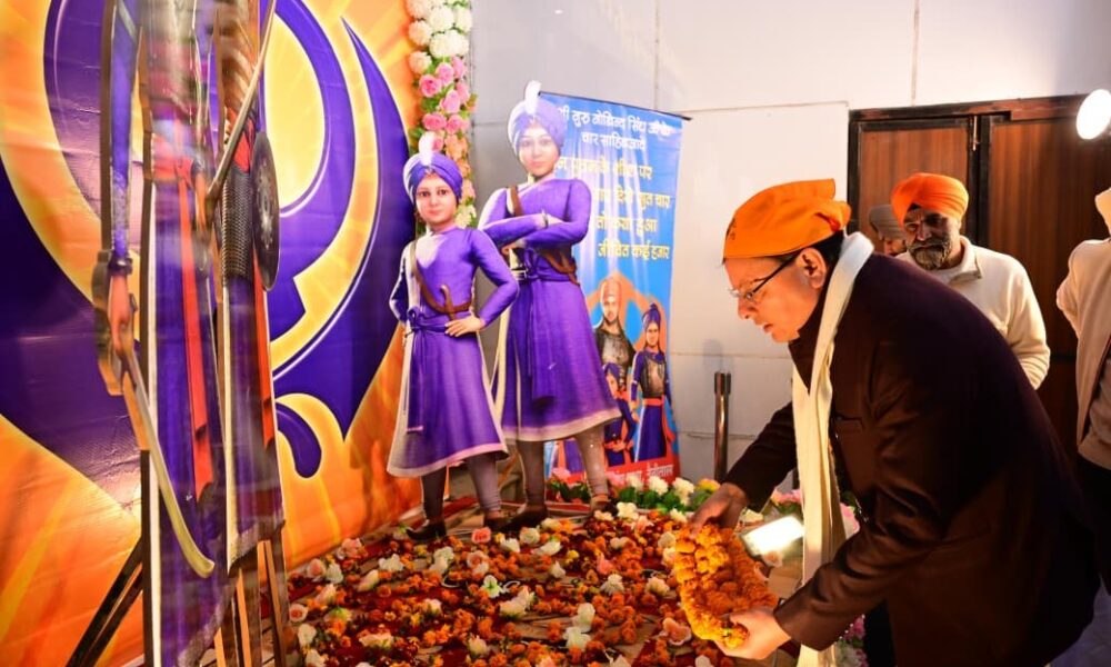 नैनीताल में गुरुद्वारा पहुंचे सीएम धामी, चारों साहिबजादों की शहादत को किया नमन