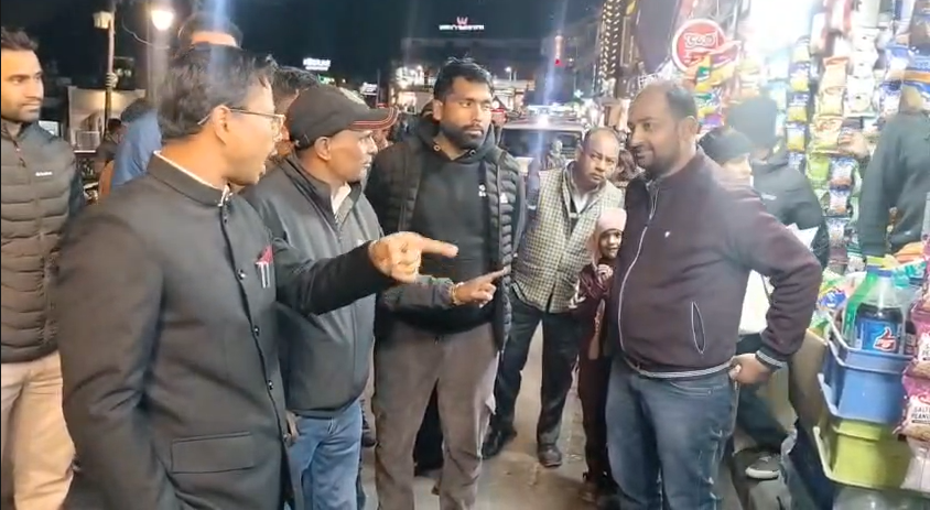 मसूरी माल रोड पर प्रशासन की सर्जिकल स्ट्राइक, अतिक्रमण करने वालों में हड़कंप