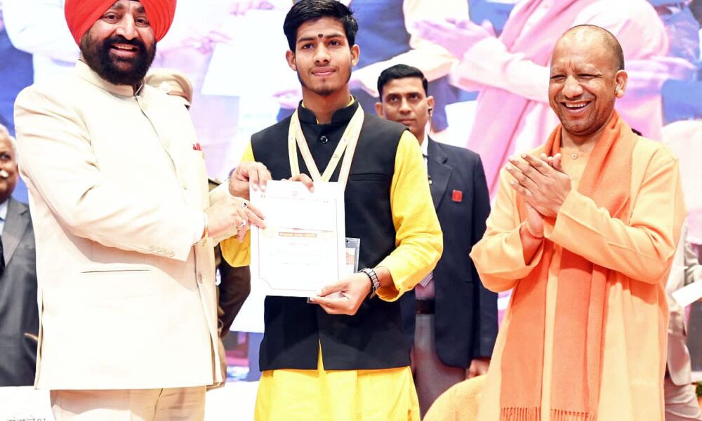 राज्यपाल गुरमीत सिंह और CM योगी एक मंच पर, शिक्षा परिषद कार्यक्रम में छात्र सम्मान और विकसित भारत-2047 पर जोर