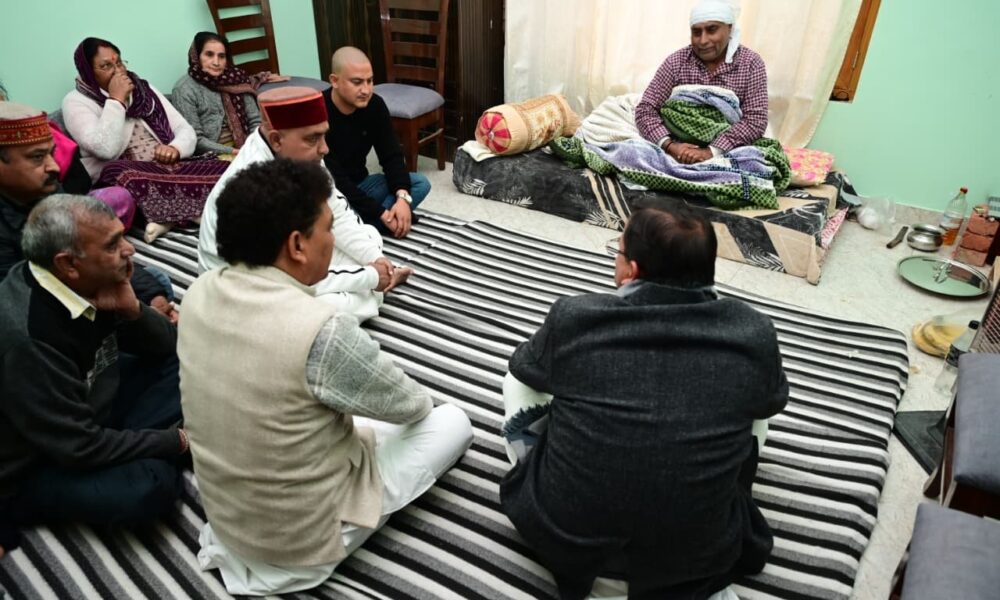 मुख्यमंत्री धामी ने विधायक सहदेव सिंह पुंडीर के आवास में जाकर उनकी माता के निधन पर दी श्रद्धांजलि