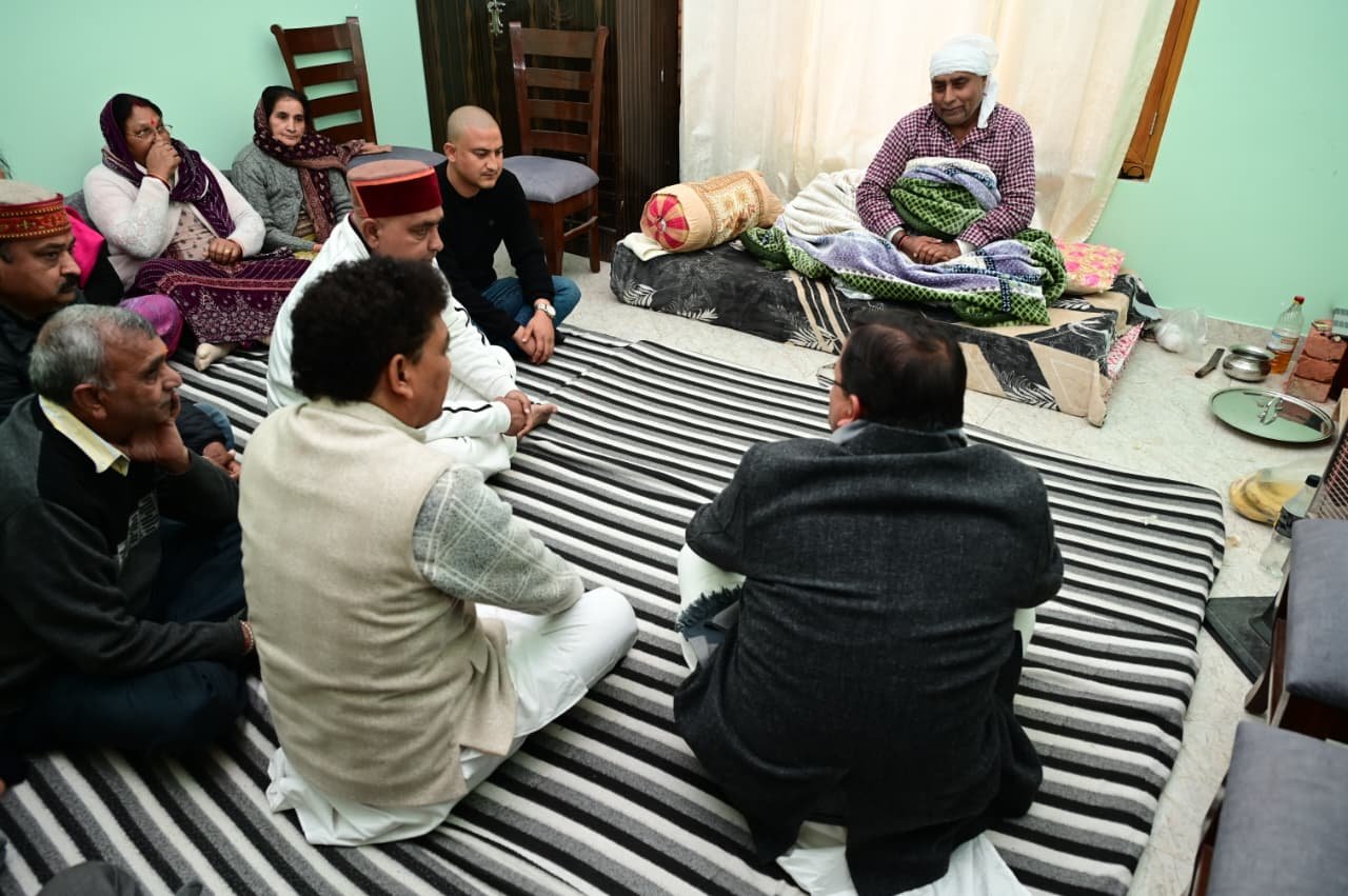 मुख्यमंत्री धामी ने विधायक सहदेव सिंह पुंडीर के आवास में जाकर उनकी माता के निधन पर दी श्रद्धांजलि