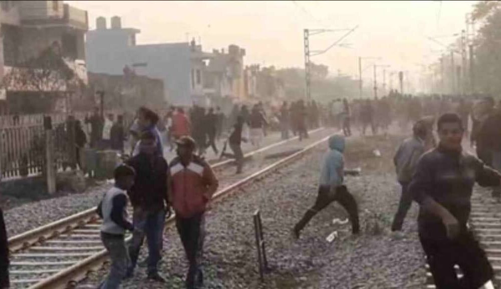 रेल ट्रैक पर कब्जा,पुलिस पर पथराव,किया लाठी चार्ज