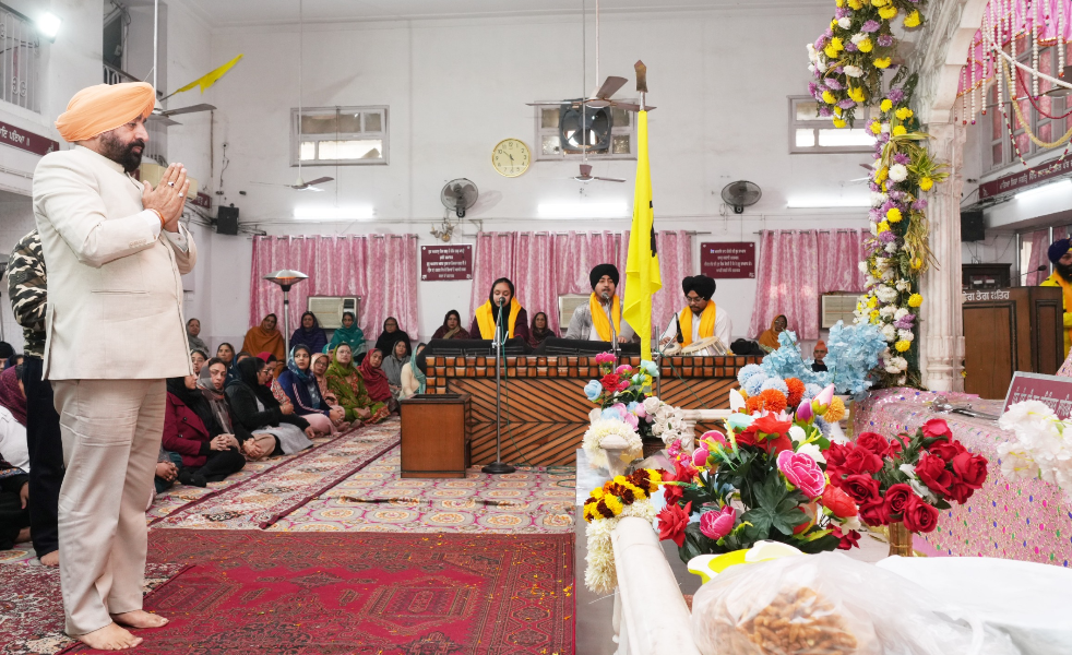 प्रकाश पर्व पर राज्यपाल पहुंचे श्री हरकिशन साहिब जी, मत्था टेककर की खुशहाली की अरदास