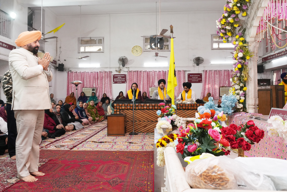 प्रकाश पर्व पर राज्यपाल पहुंचे श्री हरकिशन साहिब जी, मत्था टेककर की खुशहाली की अरदास