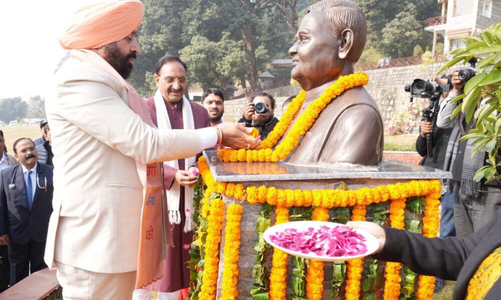 अटल बिहारी वाजपेयी की जयंती पर राज्यपाल ने किया नमन, प्रतिमा पर माल्यार्पण भी किया