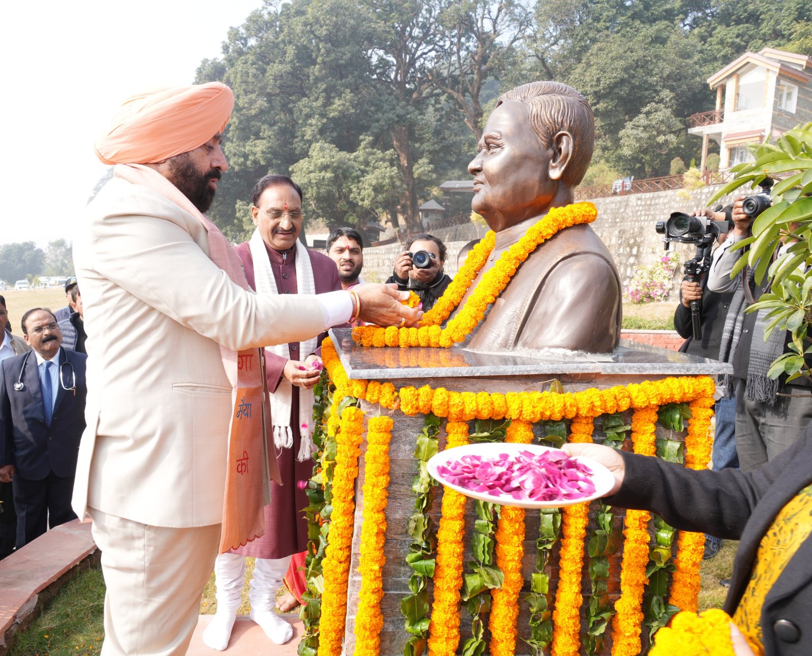 अटल बिहारी वाजपेयी की जयंती पर राज्यपाल ने किया नमन, प्रतिमा पर माल्यार्पण भी किया