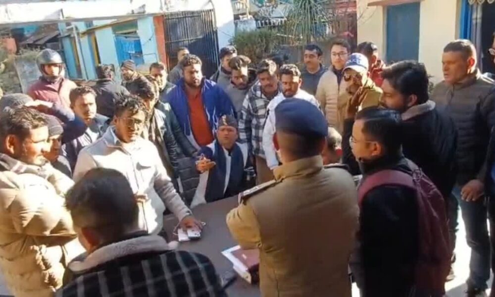 अल्मोड़ा जिला अस्पताल में ग्रामीण और कर्मचारियों में हंगामा, पुलिस ने दर्ज किया मुकदमा