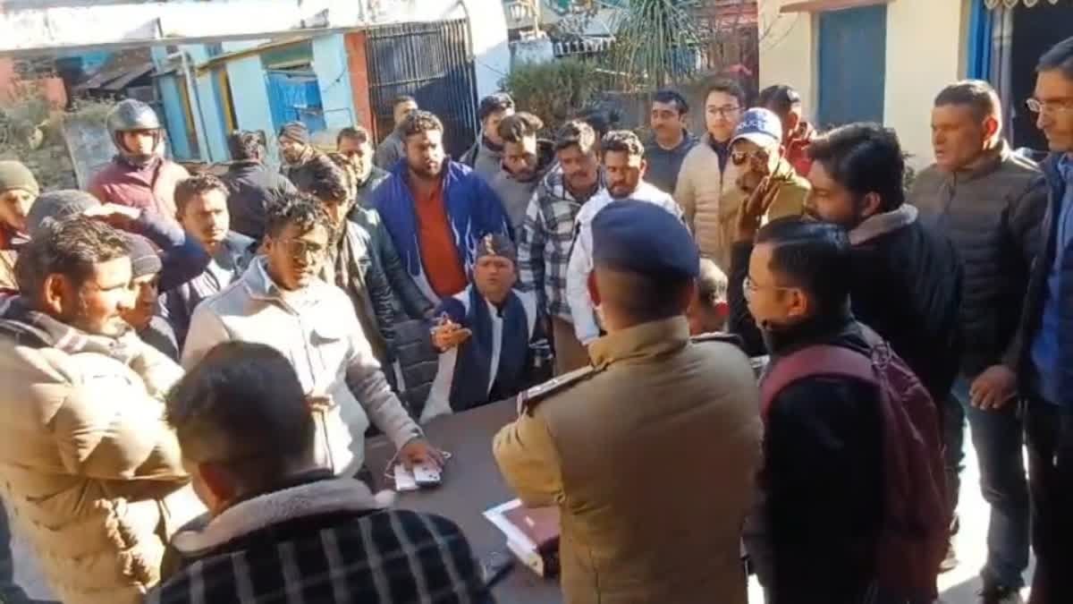 अल्मोड़ा जिला अस्पताल में ग्रामीण और कर्मचारियों में हंगामा, पुलिस ने दर्ज किया मुकदमा