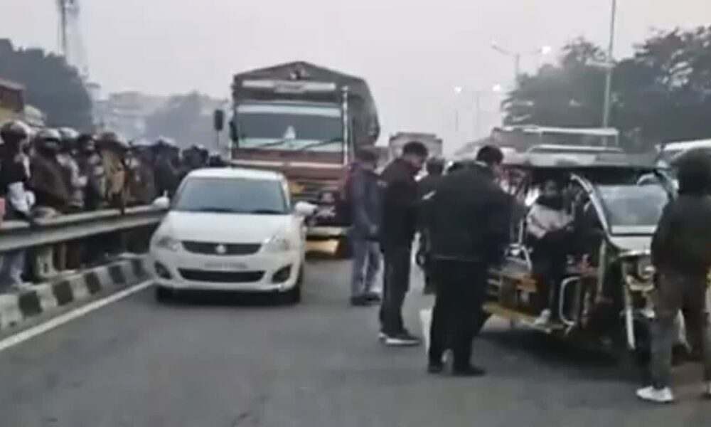 ओवरटेकिंग के दौरान हुआ दर्दनाक सड़क हादसा, बाइक सवार दो युवकों की मौत