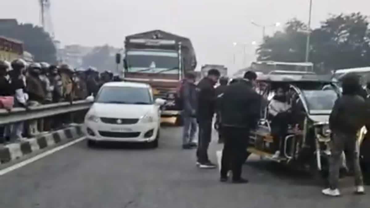 ओवरटेकिंग के दौरान हुआ दर्दनाक सड़क हादसा, बाइक सवार दो युवकों की मौत