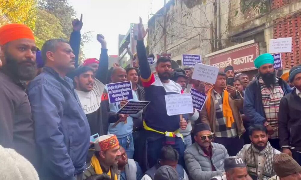 दून ऑटो रिक्शा यूनियन का सीएम आवास कूच, प्रदर्शन कारियों ने जमकर नारेबाजी और विरोध किया