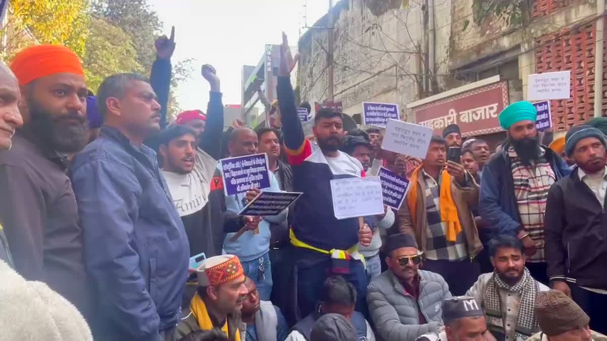 दून ऑटो रिक्शा यूनियन का सीएम आवास कूच, प्रदर्शन कारियों ने जमकर नारेबाजी और विरोध किया