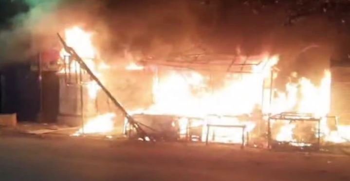 हरिद्वार के ललतारा पुल के पास लगी भीषण आग, कुछ ही मिनटों में दुकानें हुई जल कर ख़ाक