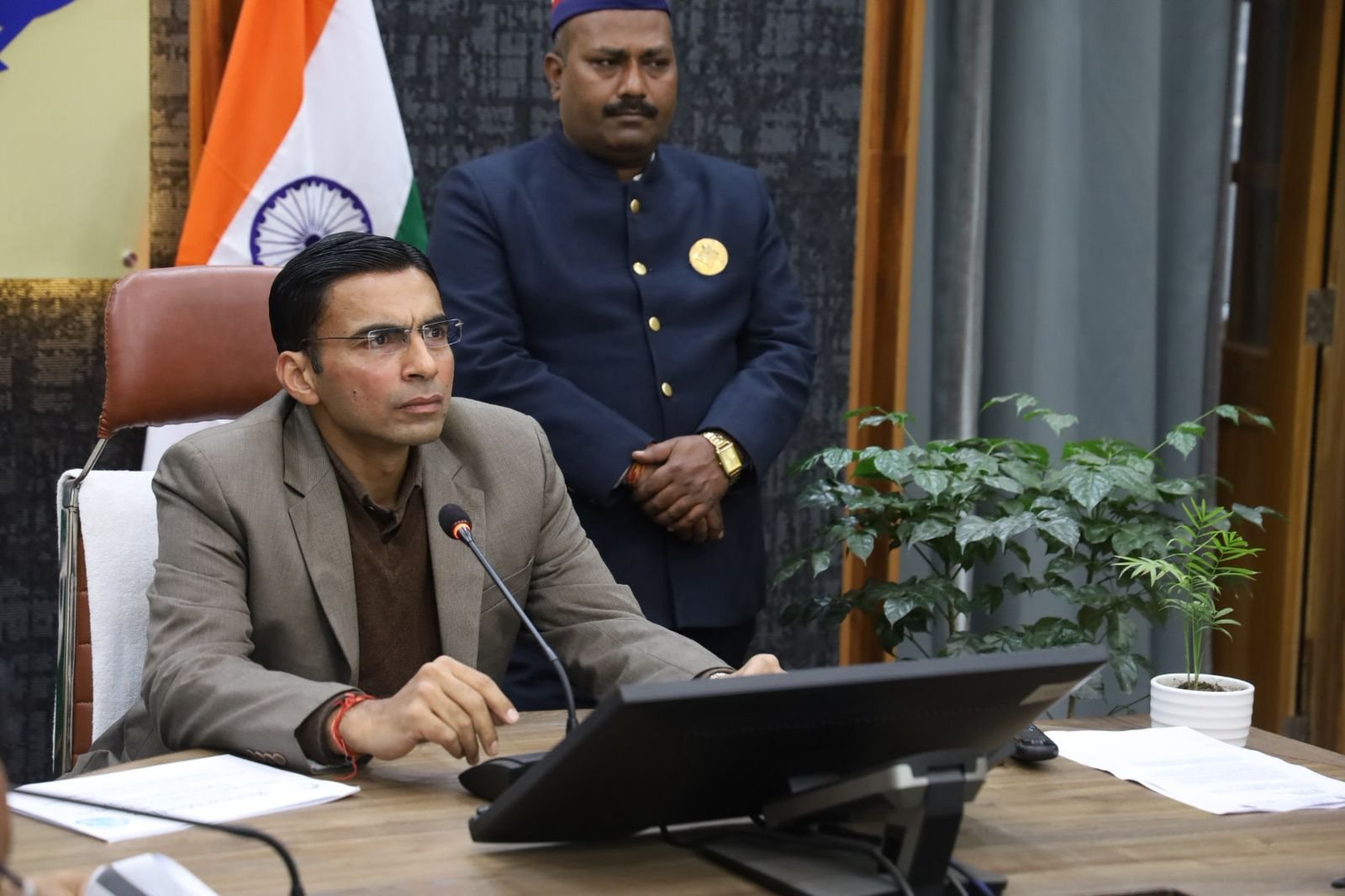 ग्रीन बिल्डिंग की सुस्त रफ्तार पर भड़के डीएम सविन, अधिकारियों को लगाई फटकार