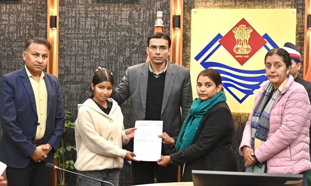 परिस्थितियों के थपेड़ों में भी शिक्षा की ‘स्पार्क’ जलाए रख रहीं होनहार बेटियों का भविष्य संवारने में जुटे डीएम सविन 