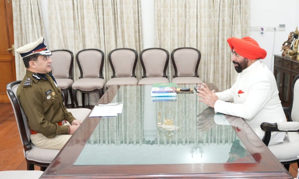 पुलिस महानिदेशक दीपम सेठ ने राज्यपाल गुरमीत सिंह से मुलाकात की