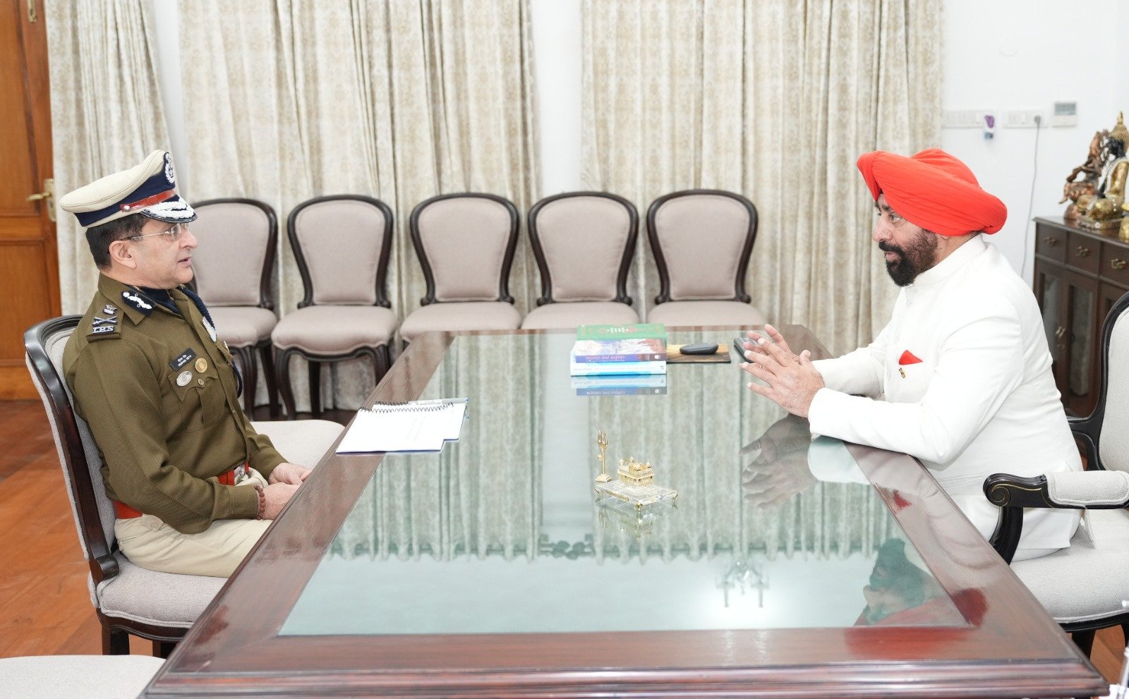पुलिस महानिदेशक दीपम सेठ ने राज्यपाल गुरमीत सिंह से मुलाकात की