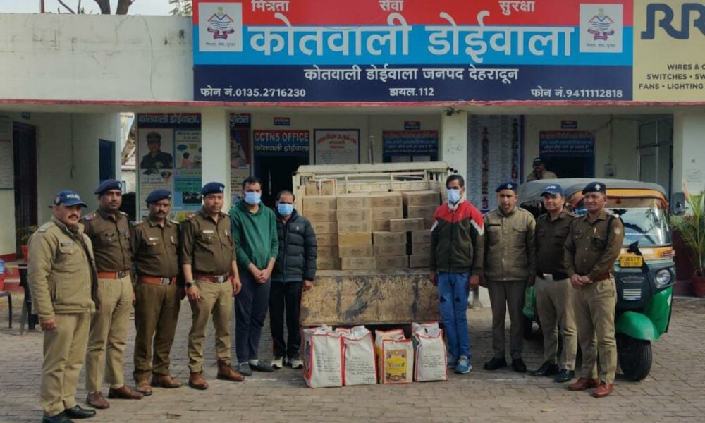 शराब तस्करों पर दून पुलिस की बड़ी कार्रवाई, हर्रावाला में एक लोडर से 143 पेटी शराब बरामद