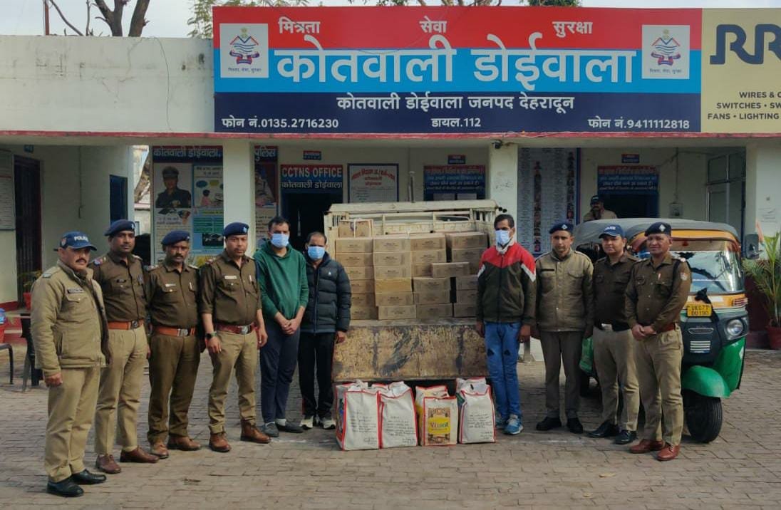 शराब तस्करों पर दून पुलिस की बड़ी कार्रवाई, हर्रावाला में एक लोडर से 143 पेटी शराब बरामद