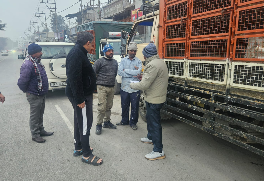 मृत मुर्गियों को सप्लाई के लिए जा रहा था वाहन, नगर निगम ने किया चालान