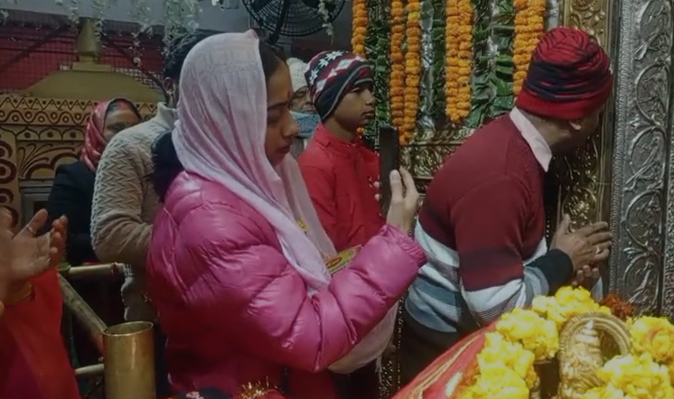 नए साल पर मां मनसा देवी के दरबार में उमड़ा सैलाब, साल की पहली आरती में भक्तों की सहभागिता