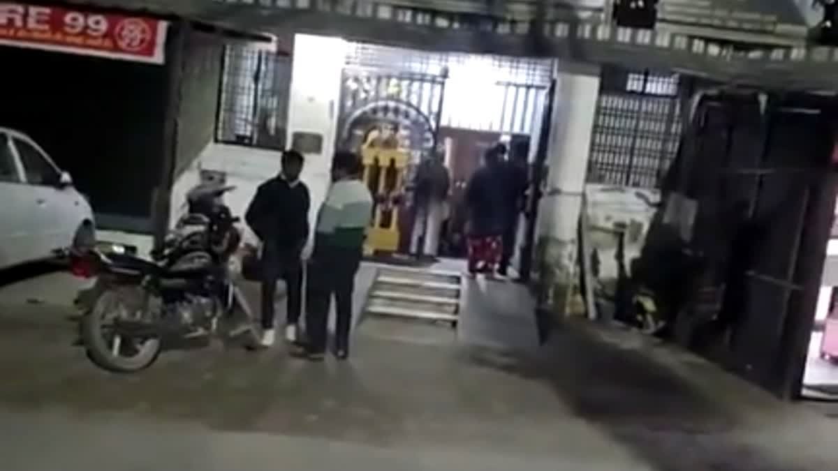 श्रीयंत्र मंदिर के पास झाड़ियों में बच्चे का शव मिलने से हड़कंप, दो दिनों से था गुमशुदा