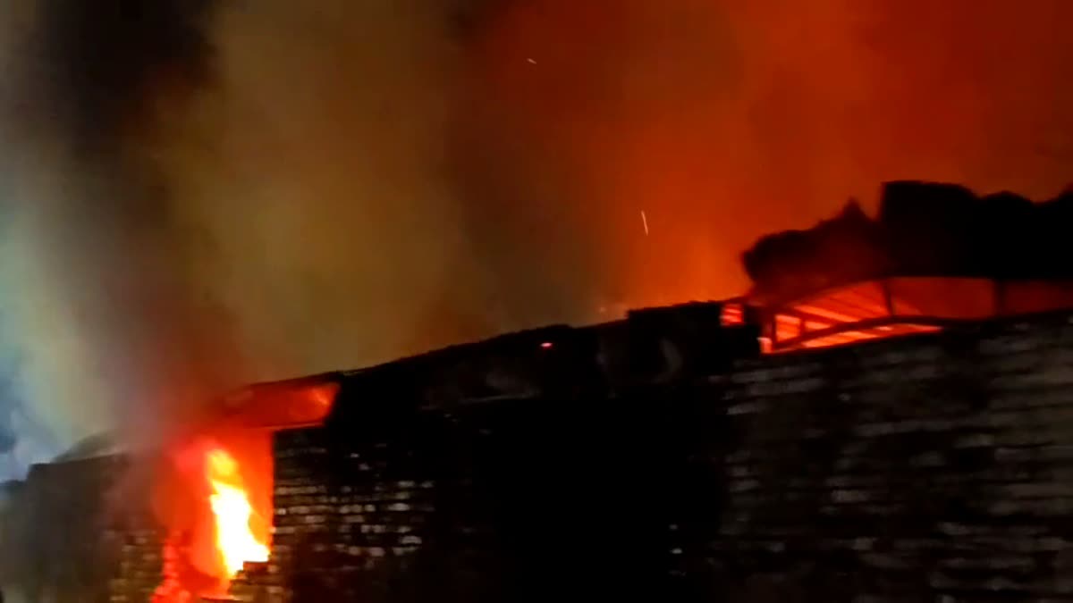 लक्ष्मण चौक स्थित फर्नीचर की दुकान में लगी भीषण आग, लाखों का सामान जलकर ख़ाक