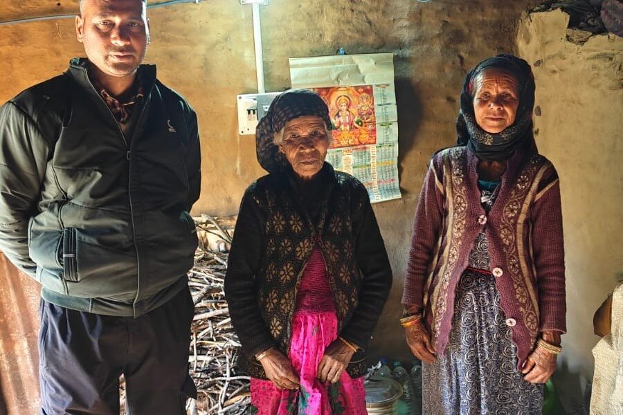 25 सालों बाद घर पहुंची बिजली, प्रशासन की पहल से बदली तस्वीर