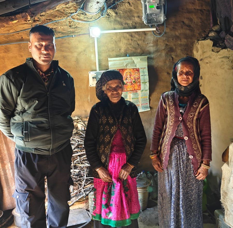 25 सालों बाद घर पहुंची बिजली, प्रशासन की पहल से बदली तस्वीर