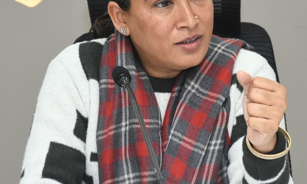 योजनाओं के क्रियान्वयन में लाएं तेजी : रेखा आर्या