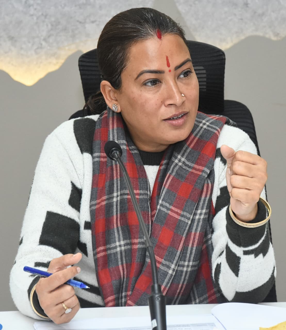 योजनाओं के क्रियान्वयन में लाएं तेजी : रेखा आर्या