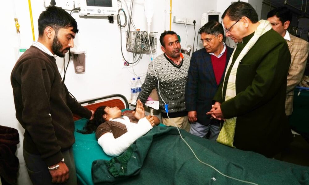 सीएम धामी पहुंचे दून हॉस्पिटल, कालसी बस हादसे में घायल यात्रियों का हाल-चाल जाना