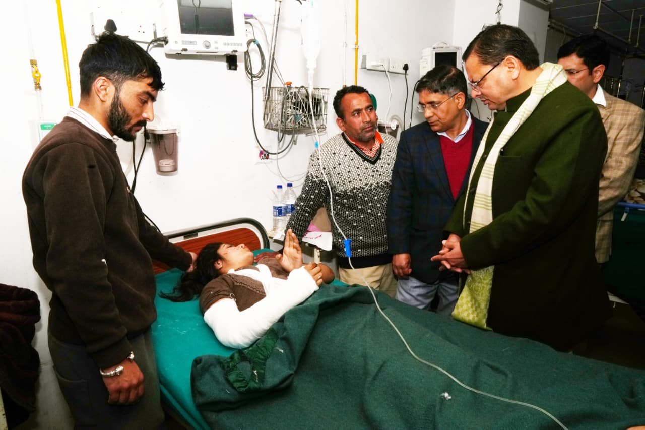 सीएम धामी पहुंचे दून हॉस्पिटल, कालसी बस हादसे में घायल यात्रियों का हाल-चाल जाना