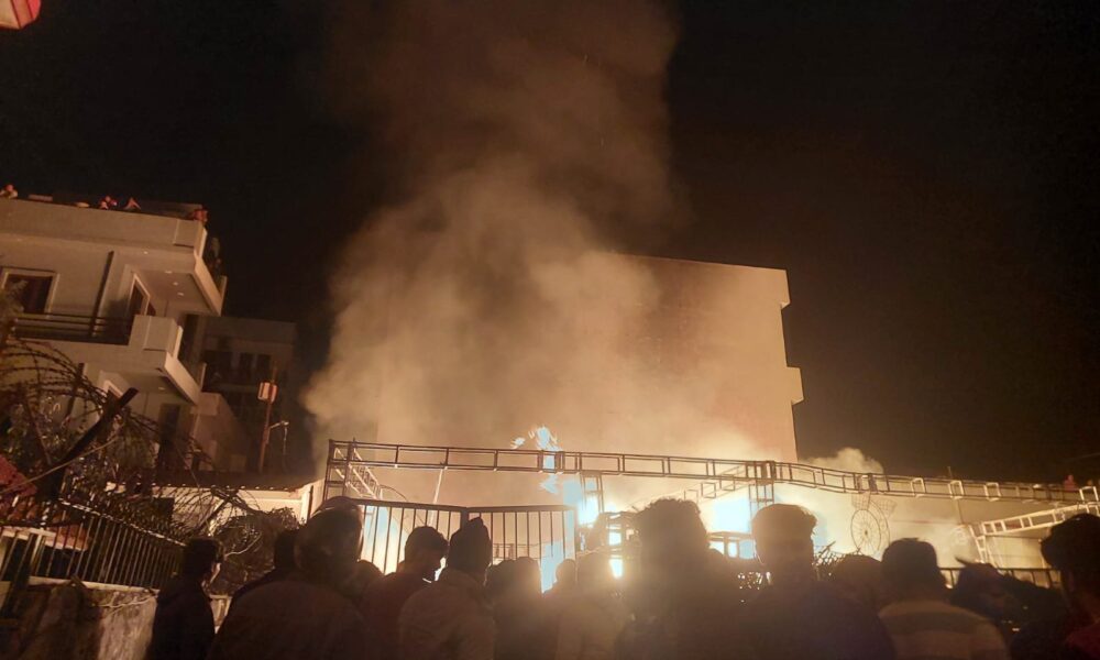 क्लेमेनटाउन में टेंट हाउस में लगी भीषण आग, 30 हजार लीटर पानी से पाया गया काबू