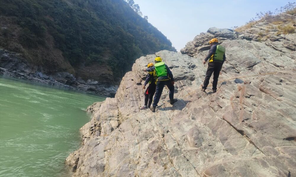 तीनधारा क्षेत्र में वाहन हुआ गंगा में दुर्घटनाग्रस्त, SDRF द्वारा सर्च ऑपरेशन जारी