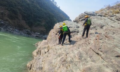 तीनधारा क्षेत्र में वाहन हुआ गंगा में दुर्घटनाग्रस्त, SDRF द्वारा सर्च ऑपरेशन जारी