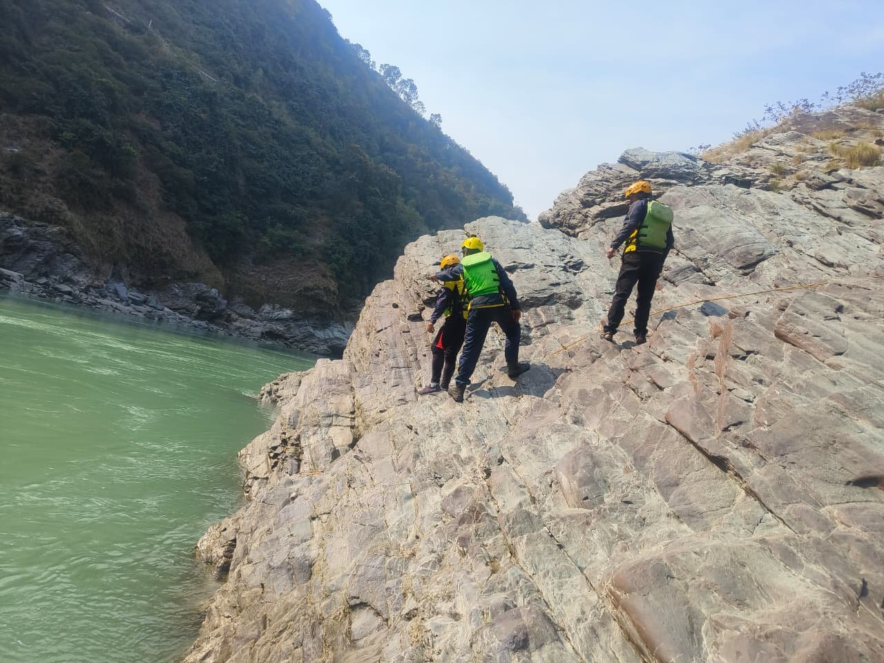 तीनधारा क्षेत्र में वाहन हुआ गंगा में दुर्घटनाग्रस्त, SDRF द्वारा सर्च ऑपरेशन जारी