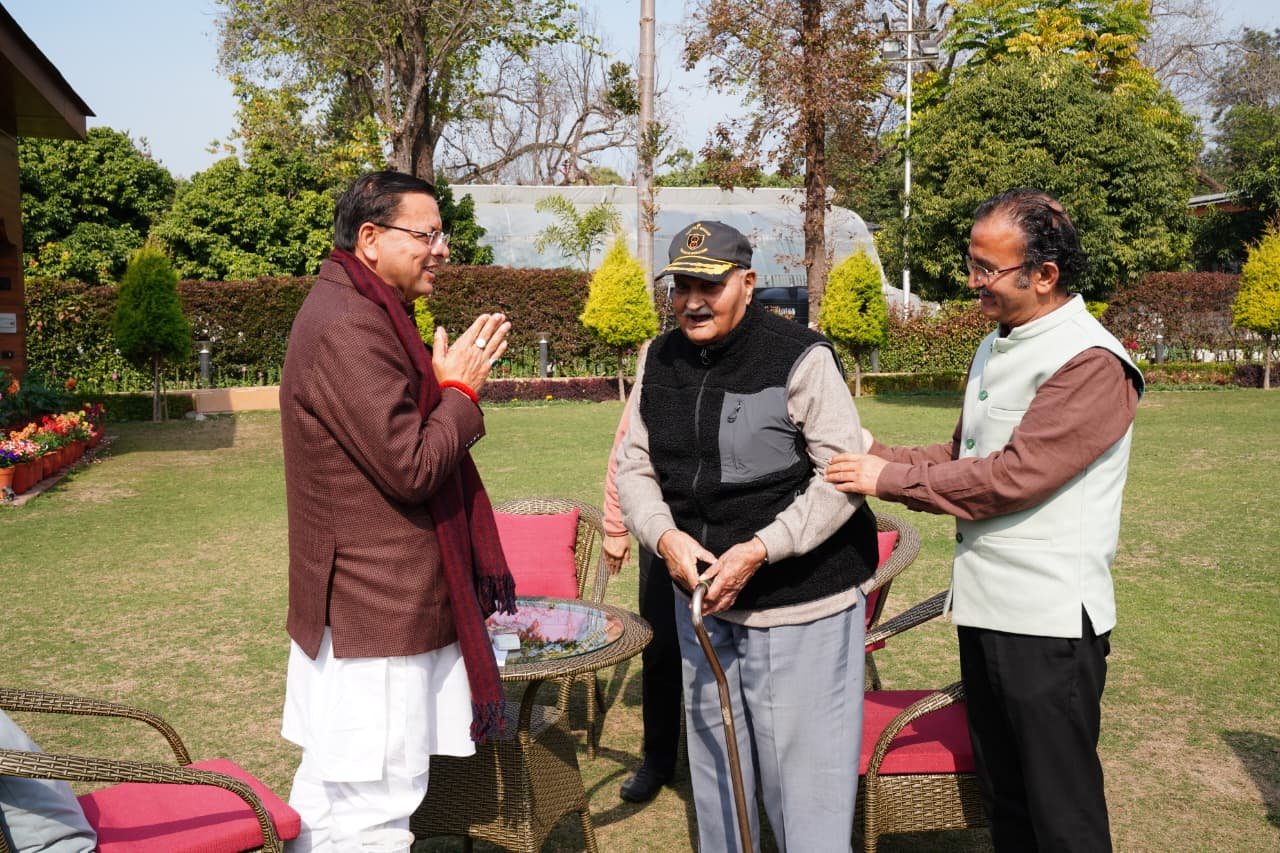 सेवानिवृत्त ब्रिगेडियर ने मुख्यमंत्री राहत कोष में दिया 10 लाख का योगदान