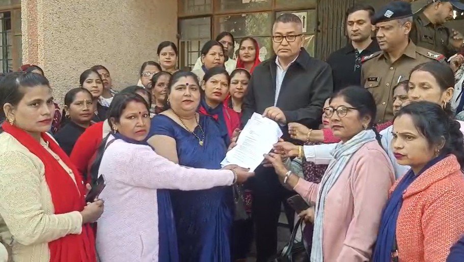 हरिद्वार में आंगनबाड़ी कार्यकर्ताओं ने भरी हुंकार, मांगे पूरी ना होने पर दी आंदोलन की चेतावनी