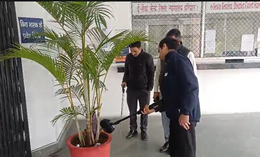 देहरादून और हरिद्वार जिला न्यायालय को बम से उड़ाने की धमकी से हड़कंप