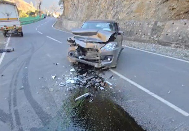 पिथौरागढ़ में बलुवाकोट में दर्दनाक सड़क हादसा, स्विफ्ट डिजायर व बोलेरो की टक्कर, चार घायल