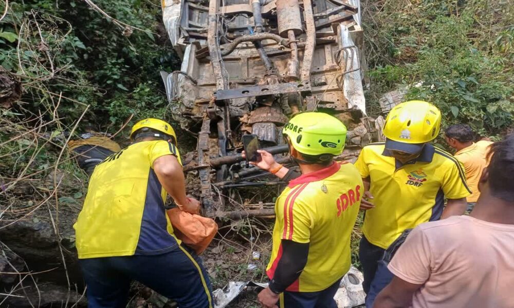 सतपुली के पास खाई में गिरा पिकअप वाहन, चालक की मौके पर मौत