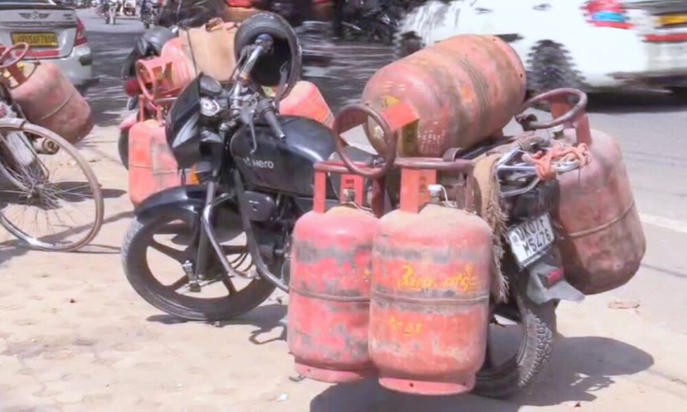 गैस सिलेंडरों की कालाबाजारी रोकने को प्रदेशभर में अभियान, 74 सिलेंडर जब्त